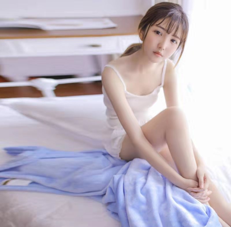 性感童颜美女, 居家吊带装, 展现迷人魅力 小姐姐分类 第3张